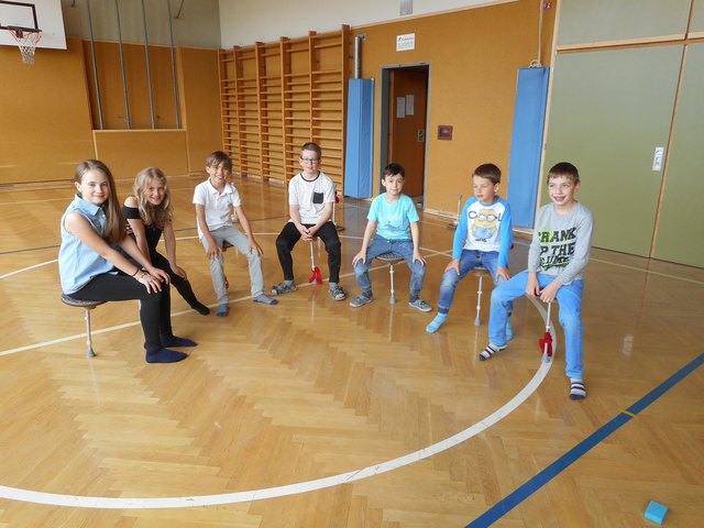 Ein Sitzmöbel, dass auch als Hallenstock eingesetzt werden kann, entwickelte Elternvereinsobmann Michael Radinger. | Foto: VS St.Stefan