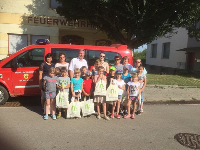 Bürgermeister Gerhard Zapfl schenkte den Kindern einiges Nützliches. | Foto: Sattler