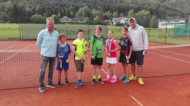 Obmann Dietmar Schäfermeier mit den Kinder und Coach Jörg Wassertheurer beim Tennis-Sommer-Intensivkurs