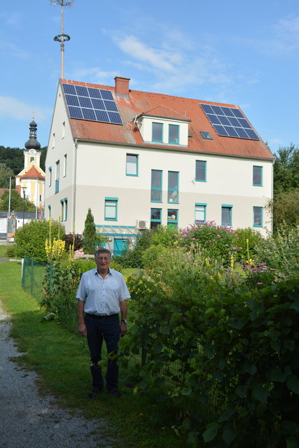 Bad Blumaus Bürgermeister Franz Handler präsentiert stolz die neue Photovoltaikanlage am Dach des Gemeindeamtes.