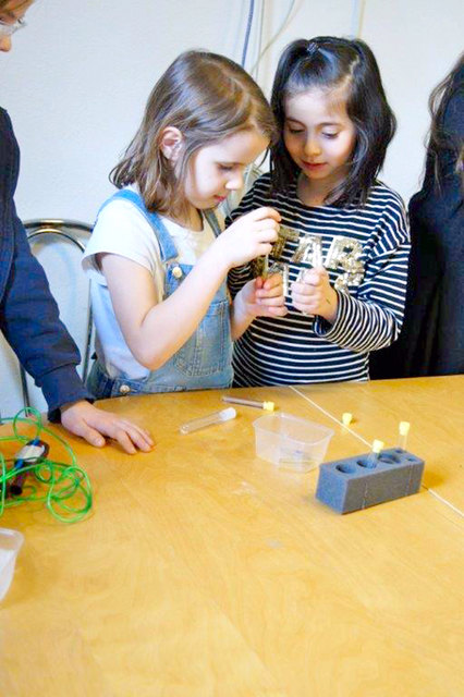 Beim Science Club können die Kleinsten die Freude am Experimentieren entdecken.