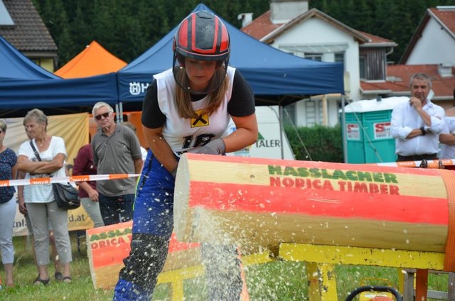 Volle Konzentration beim praktischen Umgang mit der Motorsäge. | Foto: KtnLJ