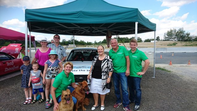 Familie Granner (Bettina und Andreas mit den Kindern Stefanie, Christina und Jonathan), Sabine Schindelegger, Margit Weikertschläger, Helmut und Lukas Schindelegger, Hunde Sisa und Tara – die Maskottchen der Kinderrallye