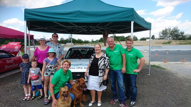 Familie Granner (Bettina und Andreas mit den Kindern Stefanie, Christina und Jonathan), Sabine Schindelegger, Margit Weikertschläger, Helmut und Lukas Schindelegger, Hunde Sisa und Tara – die Maskottchen der Kinderrallye | Foto: Kinderrallye.at