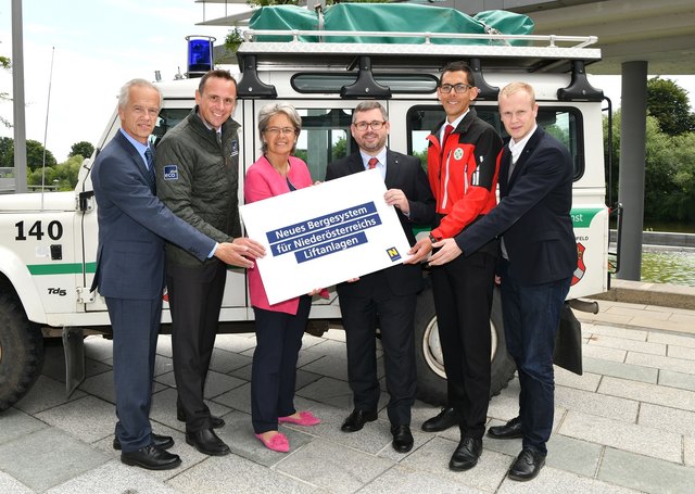 NÖVOG-Geschäftsführer Gerhard Stindl, Jochen Danninger, kaufmännischer ecoplus-Geschäftsführer, Wirtschafts- und Tourismuslandesrätin Petra Bohuslav, Mobilitätslandesrat Ludwig Schleritzko, Matthias Cernusca, Landesleiter der Bergrettung NÖ/Wien und NÖ-BBG Geschäftsführer Markus Redl (v.l.). | Foto: NLK Pfeiffer