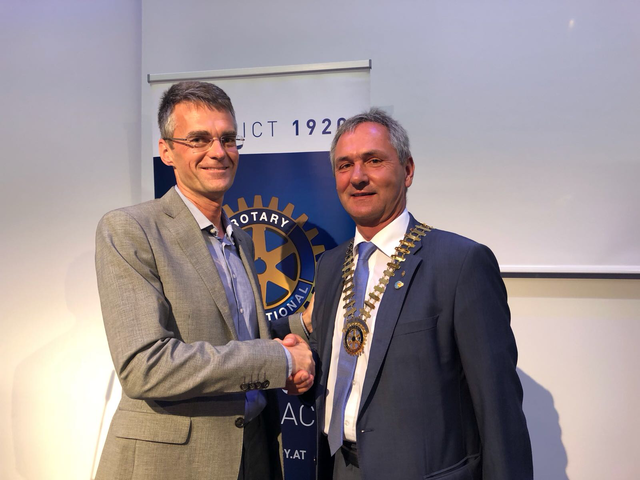 Dominik Mittermayr (l.) übernimmt die Führung. | Foto: Foto: Rotary Club