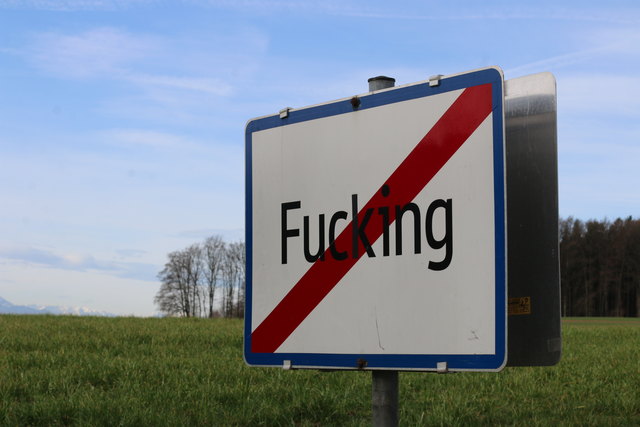 Schon wieder haben Diebe ein Ortsschild in Fucking geklaut. Dabei scheuten sie keine Mühen.