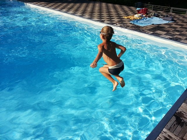 Beim Baden sind viele Österreicher einer aktuellen KFV-Beobachtung zufolge eher sorglos, zumindest was den Umgang mit Wertgegenständen betrifft. (Symbolbild) | Foto: pixabay.com