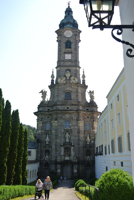Die Kirche mit dem sehr hohen Turm