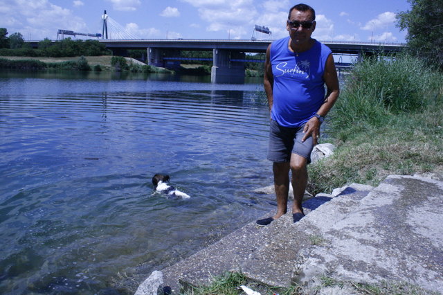 Gerhard Matzinger und Papillon kommen nur noch über drei Stiegen oder das Floß ins Wasser.