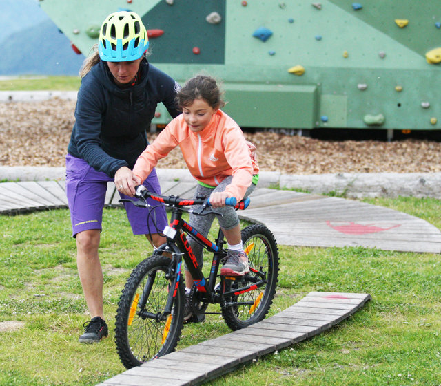 Die jüngsten Besucher erhielten bei ihre ersten Versuchen im Pumptrack Unterstützung. | Foto: Peter Leitner