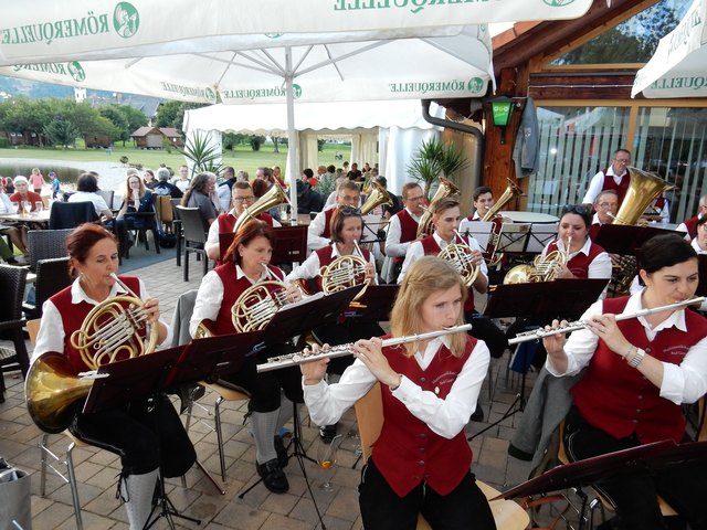 Die Marktmusikkapelle Bad Gams spielte beim Dämmerschoppen im Gamsbad unter dem Motto "Love is all around" ordentlich auf. Jetzt geht es einmal in die Sommerpause. | Foto: Alois Reinprecht