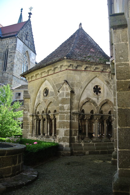 Kreuzganghof mit Brunnenhaus