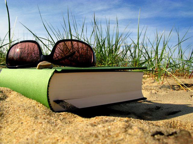 Die AK-Online-Bibliothek ist perfekt für den Strandurlaub. | Foto: Mattilda/Fotolia
