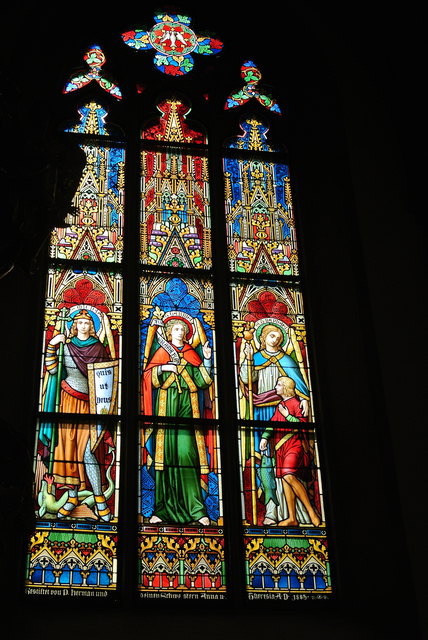 Eines der wunderbaren Fenster der Kirche