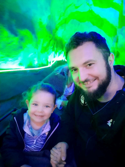 Strahlend: Lea und Papa Benjamin genossen die Fahrt in der Märchenbahn, die im Sommer länger geöffnet hat und Abkühlung verschafft. | Foto: KK