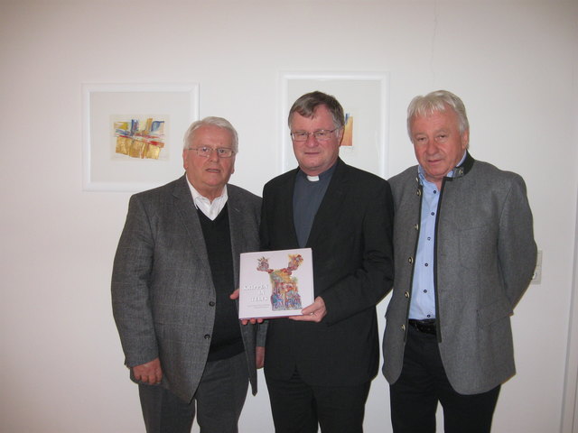 Überreichung des 1. Krippenbuches an Bischof Dr. Manfred Scheuer 2015. v.l.: Ferdinand Reitmaier, Bischof Dr. Manfred Scheuer, Franz Seewald | Foto: privat