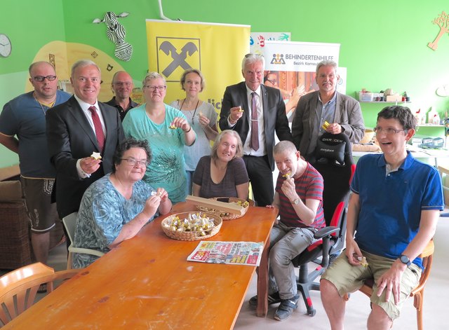 Die Raiffeisenbank Korneuburg verschenkt ﻿dieses Jahr zum Weltspartag an ihre Kunden verzierte Flaschenkorken, die von den Anvertrauten der Behindertenhilfe Bezirk Korneuburg angefertig werden. Der namhafte Betrag, der sonst für Geschenke ausgegeben werden würde, kommt zur Gänze dem Verein zu Gute. Im Bild: Helmut Reisacher, Helmut Stöckl, Gertrude Lorenz, Rainer Ohlicher, Renate Wittek, Beate Hass-Geltl, Hannelore Warschitz, Andreas Korda, Manfred Hafner, Johannes Hofer und Bernd Wittmann. | Foto: Raiffeisenbank Korneuburg