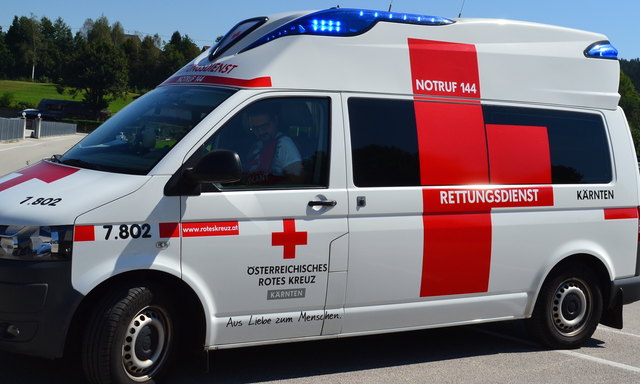 Der schwer verletzte Kraftfahrer wurde von der Rettung in das Klinikum Klagenfurt gebracht | Foto: KK