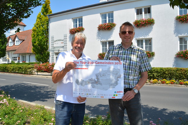 Stolzer Ortschef Endl mit Amtsleiter Pohl: Antau schaffte es beim public Bonitäts-Ranking 2018 auf den ausgezeichneten 63. Platz
