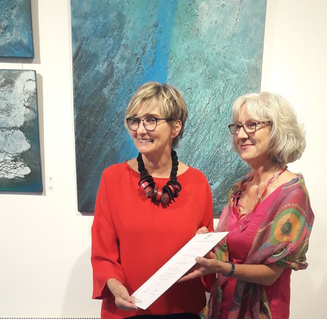 Obfrau Christa Oberfichtner (r.) vom Verein Mühlviertel Kreativ übergibt eine Ehrenurkunde an Irmgard Rinösl.