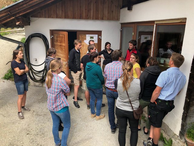 Florian Hauser, Gebietsobmann der Wildschönau, führte über die Alm | Foto: TJBLJ Bezirk Kufstein