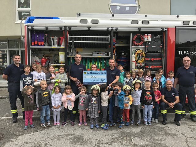 Die Kindergartenkinder durften das neue Feuerwehrauto begutachten. | Foto: FF-Forchtenau
