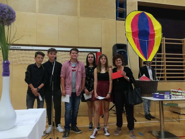 Stellvertretend für die Klasse: Benjamin, Burhan, Mathias, Sarah, Kairi und Hermine Ferrari vom Verein ASANTE. | Foto: Thomas Pabst