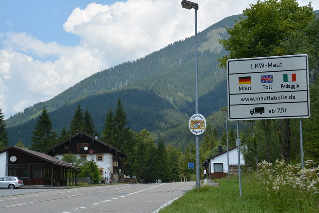 Der Ursprungpass zwischen Thiersee und Bayrischzell am Mittwochnachmittag, dem 18. Juli. Die ehemaligen Zollgebäude dienen seit Langem als Wohn- und Firmengebäude.