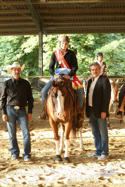 Marie Günser strahlt als Österreichische Meisterin auf ihrem Wallach Hot Spark Olena im AGHA Young Rider Reining. | Foto: Christian Keller