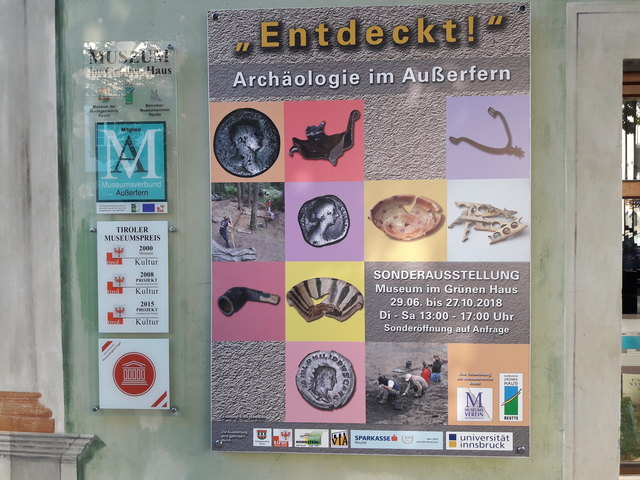 Das Plakat zur aktuellen Ausstellung an der Außenfassade des Museums