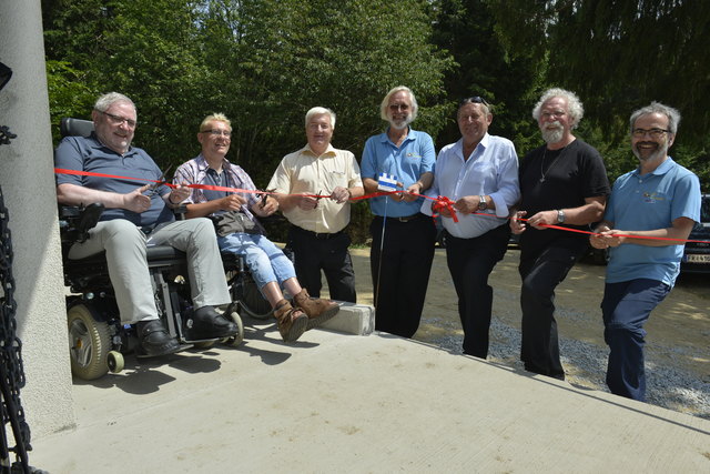 Von links: Hans Dirnberger, Thomas Wagner, Vizebürgermeister Hermann Sandner (Lasberg), Alpenvereins-Obmann Gerd Simon, Bürgermeister Alois Punkenhofer (St. Oswald), Diakon Walter Ortner, Alpenvereins-Obmann-Stellvertreter Martin Reindl. | Foto: Eveline Maier