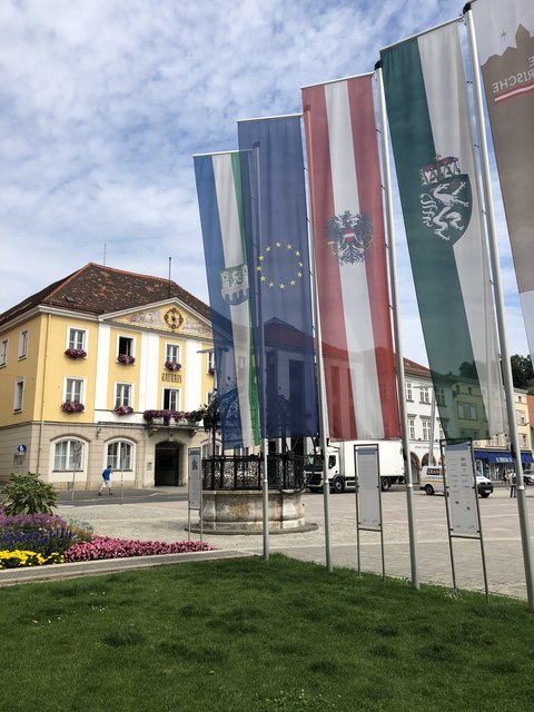Am Brucker Hauptplatz weht die blaue Fahne.