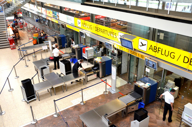 Bequem und leicht überschaubar: die Flughafen-Abfertigungshalle. | Foto: Foto: Schöffthaler