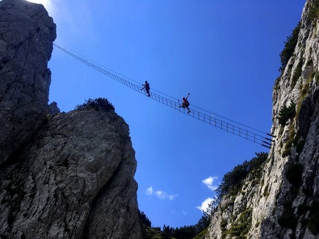 winke winke...Gerda hat von Ferdinand und mir dieses Foto geknipst-----ein herrliches Erinnerungsfoto an diesen traumhften Tag im Dachsteingebirge