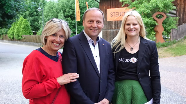 Hoher Besuch: Sabina und LH-Stv Josef Geisler mit Bernadette Abendstein | Foto: Steudltenn