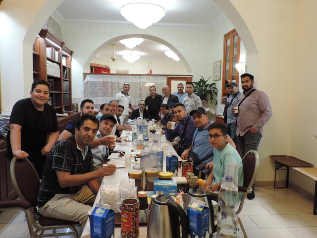 Rabbiner Moshe Israelov hält beim gemeinsamen Frühstück nach dem Morgengebet täglich eine kurze Tora-Stunde für die Besucher der Synagoge.