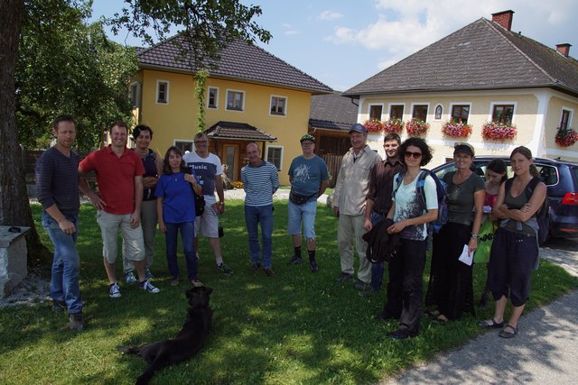 Albert Starlinger (r) bei einer führt Lehrer aus ganz  Oberösterreich anläßlich einer Lehrerfortbildung der PH O.Ö. durch seinen Betrieb.