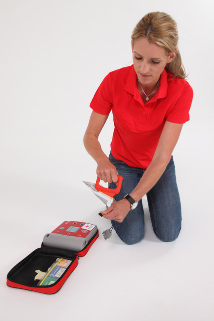 Serie 2/4: Defibrillation: Entnahme der Elektroden aus der Verpackung, Aufreissen; | Foto: ÖRK/Markus Hechenberger