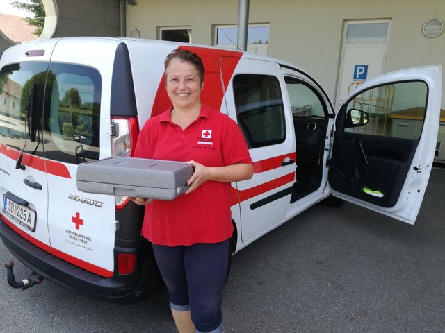 Andrea Schmiedleitner fuhr in ihrer Heimatgemeinde mit dem "Essen auf Rädern" Auto mit. Sie ist im Personalmanagement der Raiffeisenbank tätig. | Foto: Raiffeisenbank Region Schärding