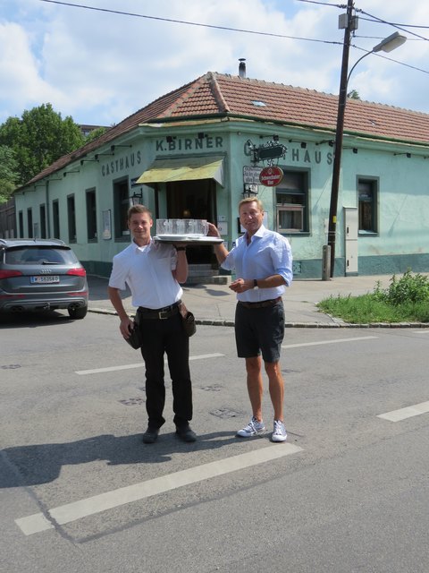Die Speisen müssen von der Produktionsküche im Hof über die Straße getragen werden.