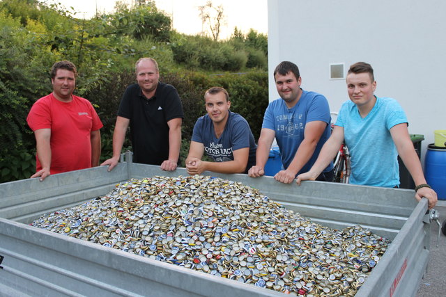 Fast 300 Kilo Kapseln übergaben FF-Kommandant Ernst Schwödiauer (2. v. l.) und Andreas Sulzner (li.) aus Suzlbach an die Reichraminger Christian Prenn (2. v. re.), Jürgen Klausberger (Mitte) und Daniel Schönauer (re.). | Foto: Auer