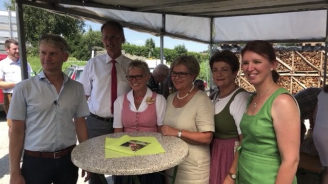 Lagerhaus-Geschäftsführer Horst Rehn, Bezirkshauptmann Alois Lanz, Claudia Kirchgatterer, Bürgermeisterin Christine Eisner, Martina Langer-Weninger.