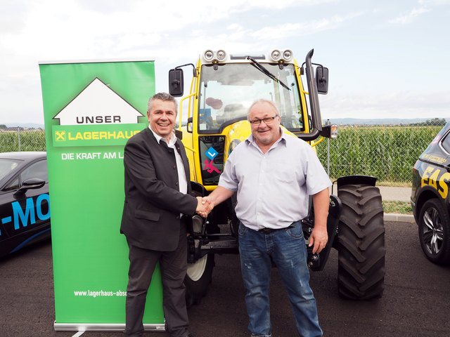 Lagerhaus-Geschäftsführer Günter Zaiser übergab Ende Juni einen neuen Traktor der Marke Lindner an den Chef der Fahrschule Easy Drivers Krems. | Foto: Raiffeisen-Lagerhaus Absdorf-Ziersdorf