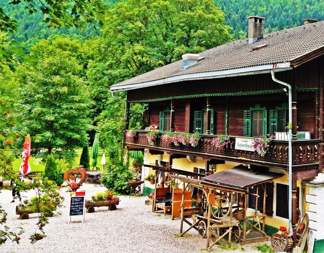 ... der Gasthof "Kaiserhaus" (500 Jahre alt) mit wunderschön dekoriertem Gastgarten