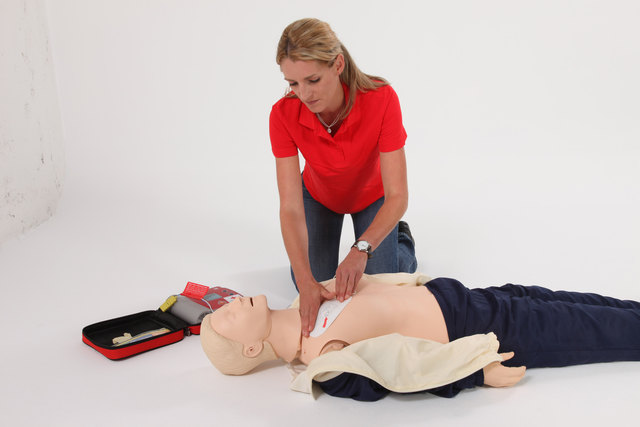 Serie 3/4: Defibrillation: Aufkleben der Elektroden auf den trockenen Brustkorb | Foto: ÖRK/Markus Hechenberger