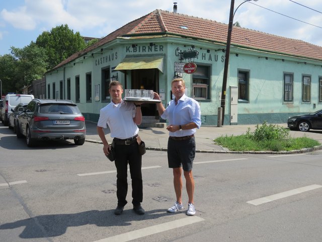 Die Speisen müssen von der Produktionsküche im Hof über die Straße getragen werden.