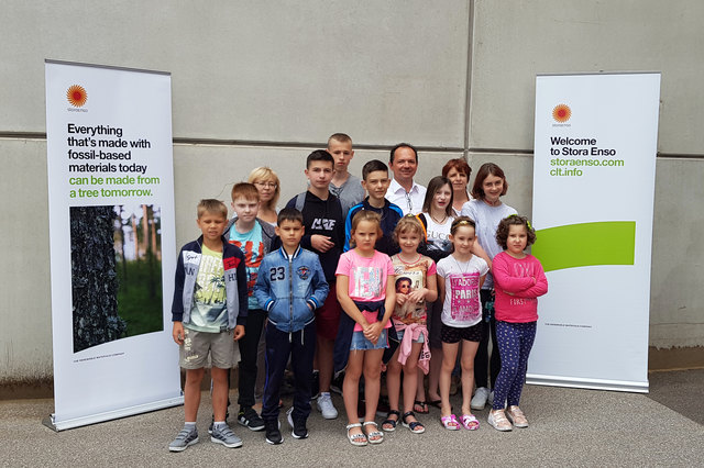 12 Kinder aus der Ukraine mit ihren Betreuerinnen Iryna Slobodenyuk (links hinten) und Dr. Liudmyla Marenych (rechts hinten) mit Standortleiter Erich Faffelberger. | Foto: Jürgen Bauer