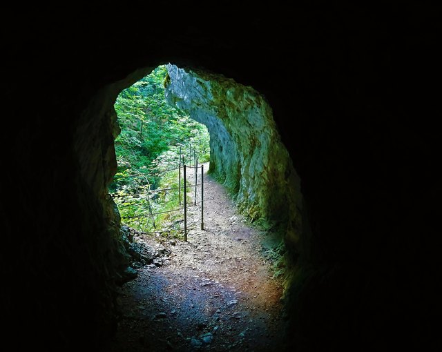... Blick durch den Tunnel, der für die Trift - aus dem Fels -gehauen wurde
