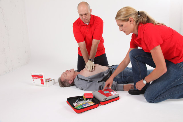 Mann mit Atem-Kreislaufstillstand wird wiederbelebt. Reanimation; Herzdruckmassage, Defi wird eingeschaltet; | Foto: ÖRK/Markus Hechenberger